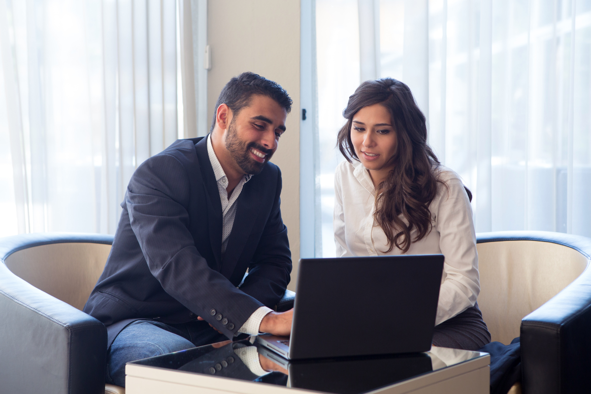 homme qui montre les services à une femme