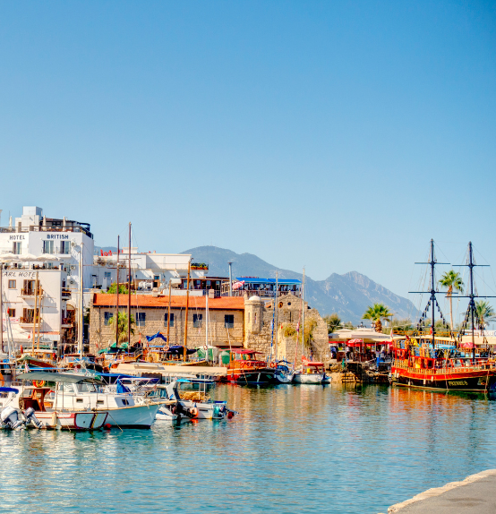 image d'un port coloré avec bateaux