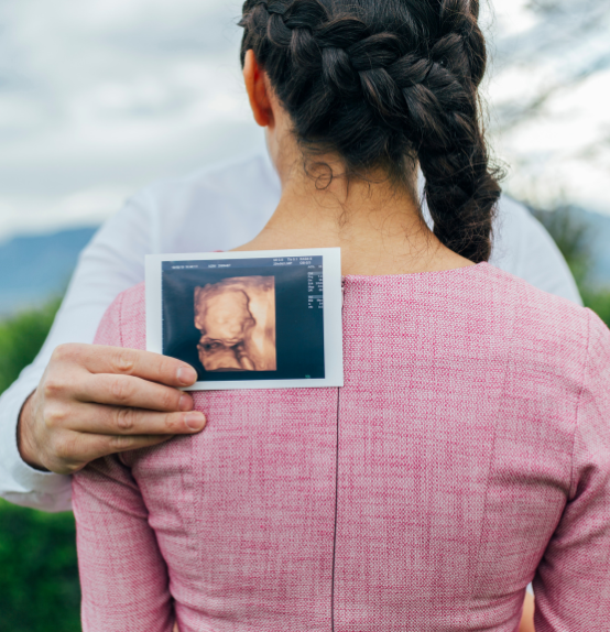 couple qui montre une échographie bébé