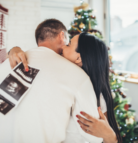 couple heureux qui s'enlacent