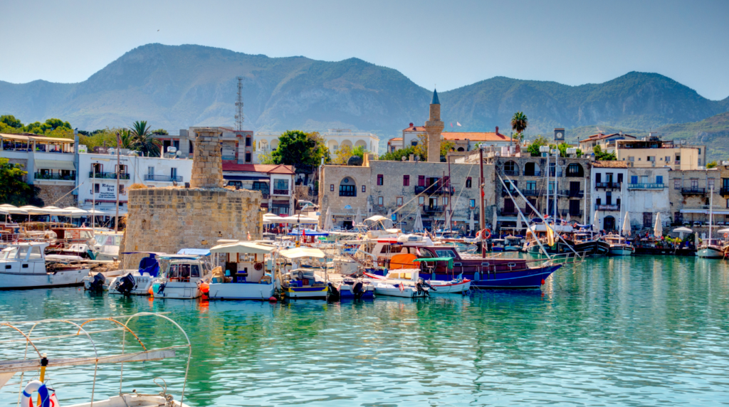 Port animé avec montagnes en arrière-plan