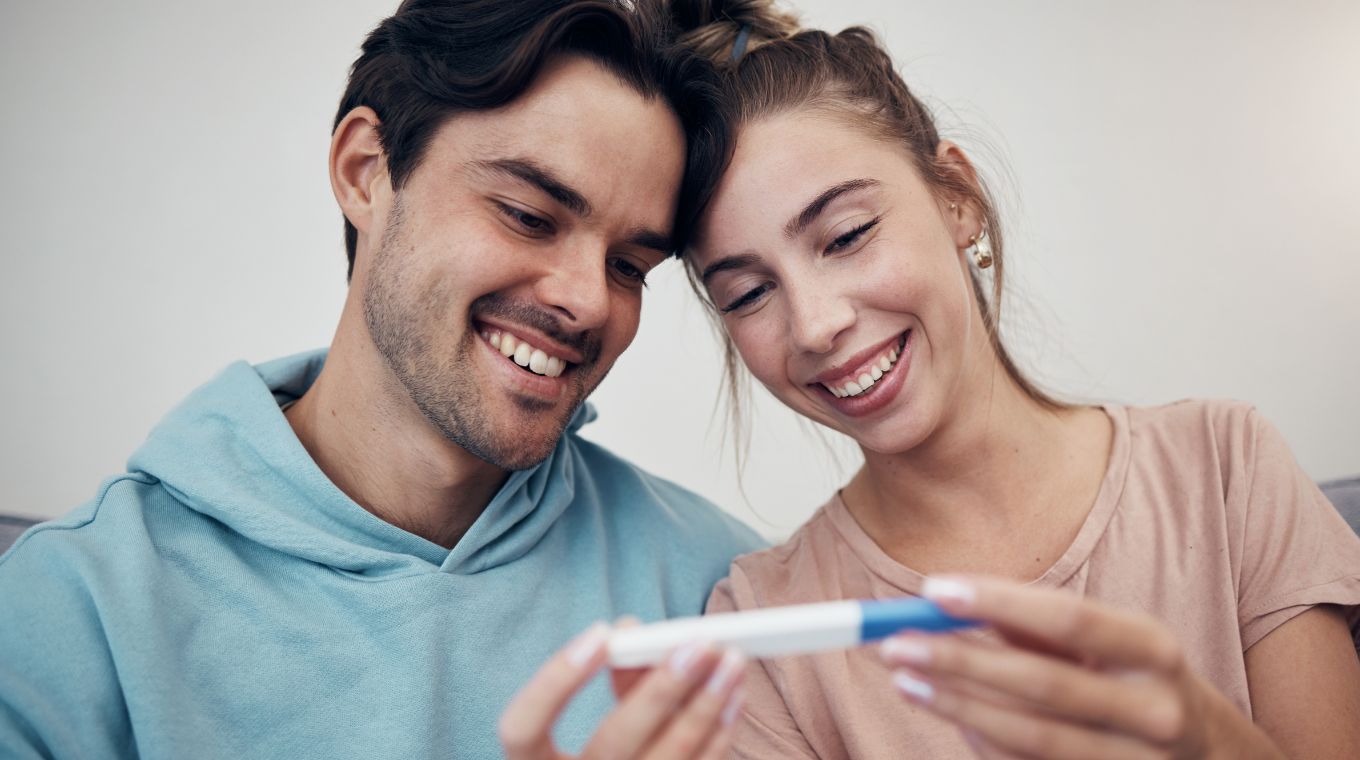 Un couple regarde un test de grossesse.