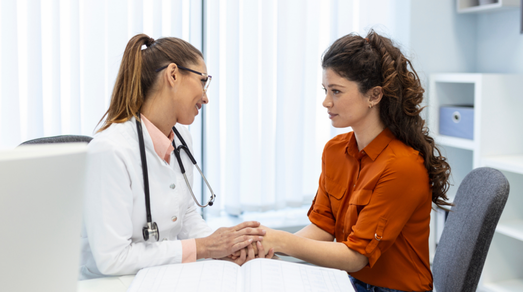 Médecin et patiente en consultation.