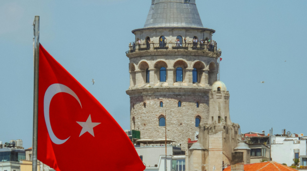 Drapeau turc devant la tour Galata