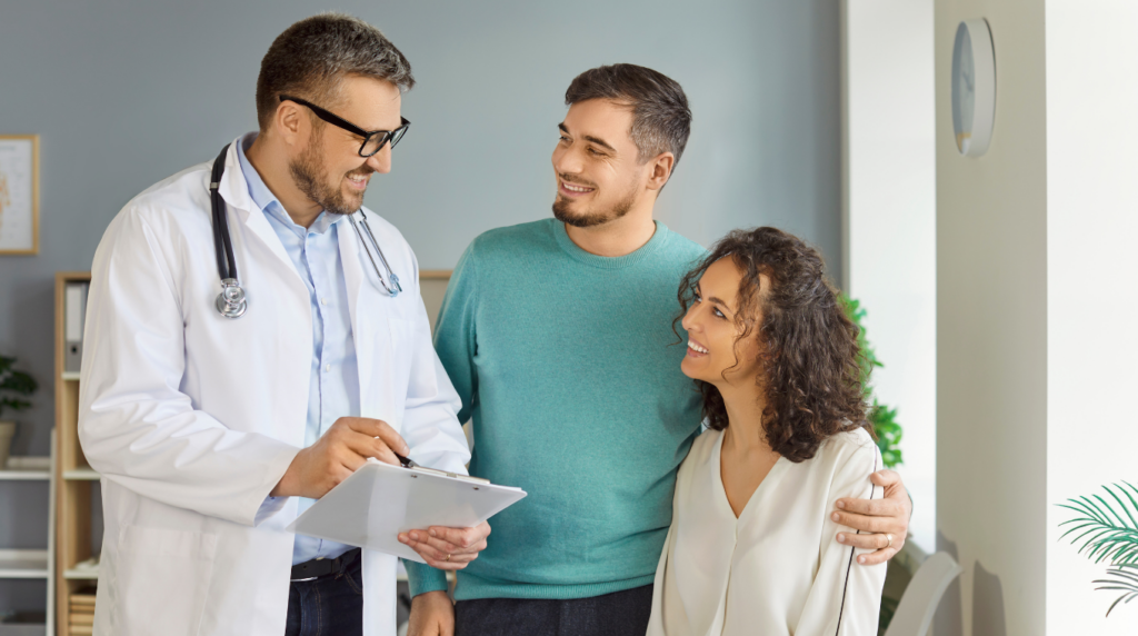Médecin avec deux patients en consultation. article fiv maroc