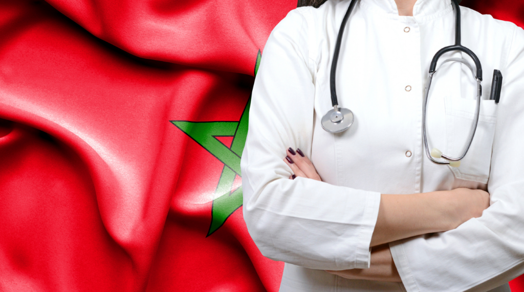 médecin drapeau du Maroc en arrière plan